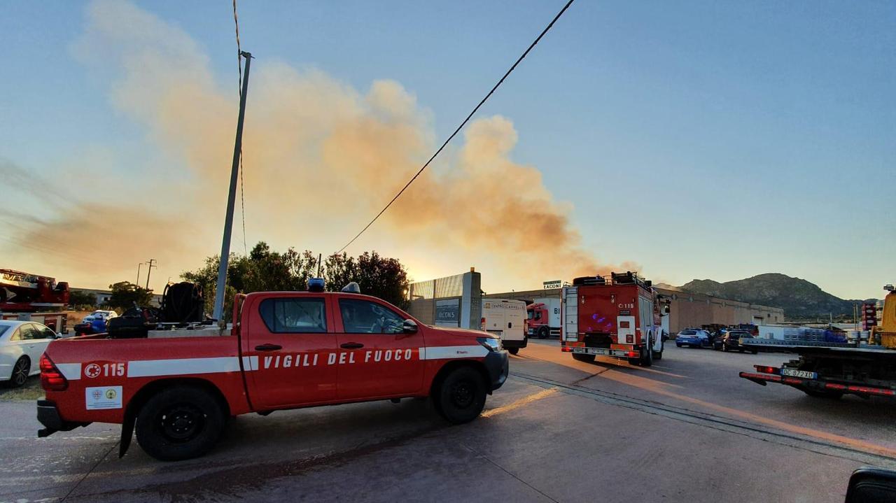 Olbia, incendio in zona industriale: a fuoco il deposito di bibite e liquori Laconi 