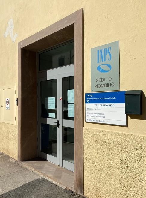 Sportelli dell’Inps chiusi, protestano i pensionati 