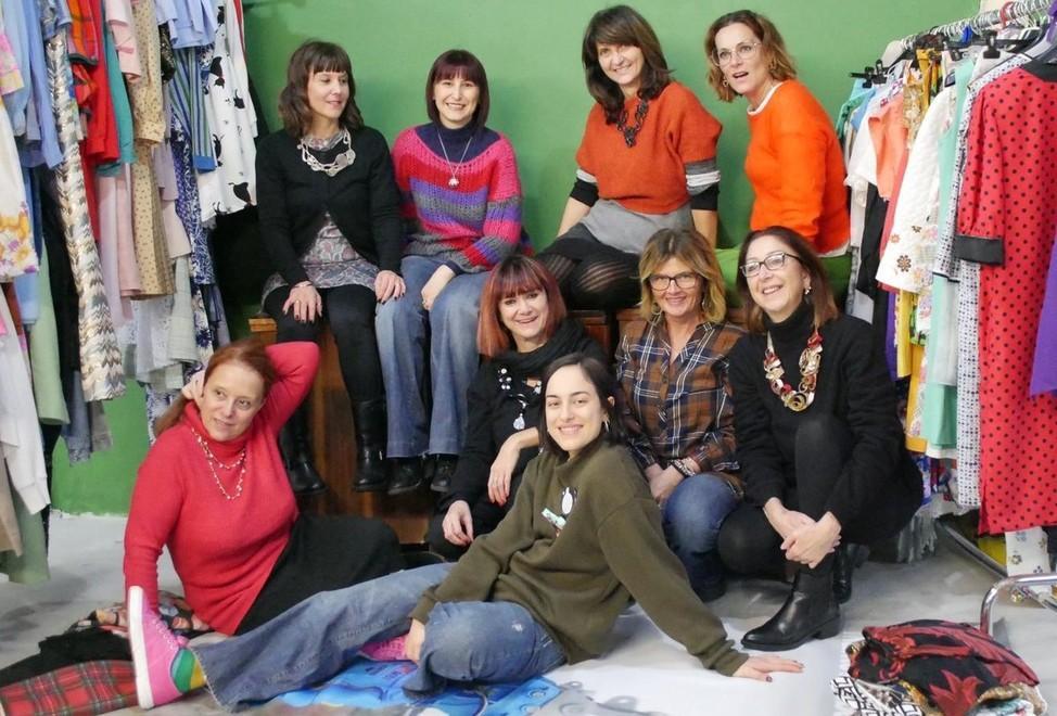 Finale. Lo scarto si fa fashion nella sartoria sociale Debutta la collezione delle “Manigolde” 