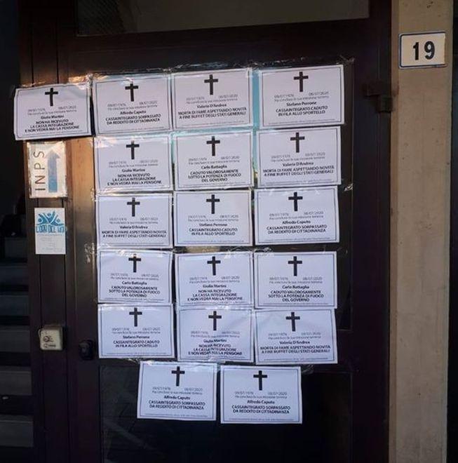 Modena, Sassuolo e Carpi: «Morta di fame aspettando novità» Necrologi all’entrata delle sedi Inps 