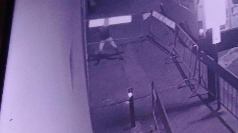 Ex pugile armato di transenna sfonda la porta a vetri dell’ufficio immigrazione
