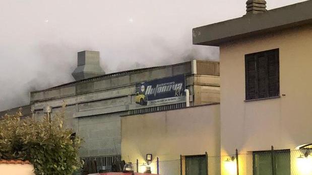 Corto circuito in un’auto distrugge la carrozzeria