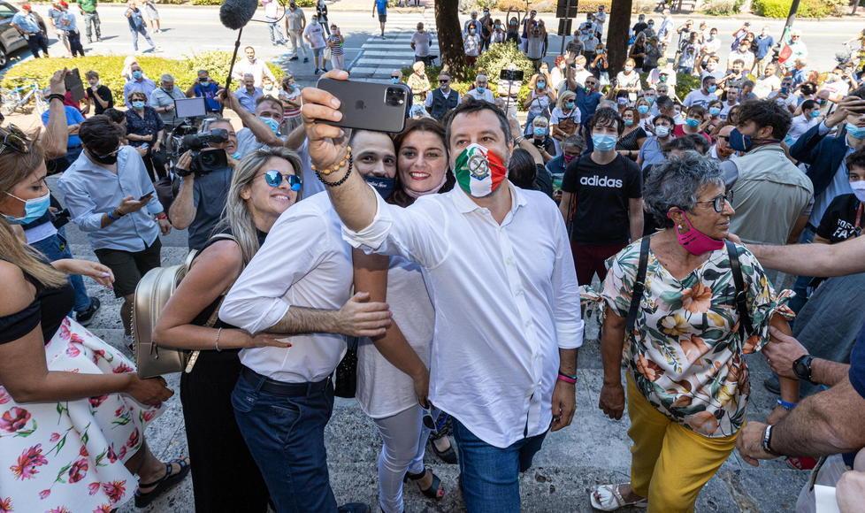 Ingresso con al fianco la fidanzata e selfie finale