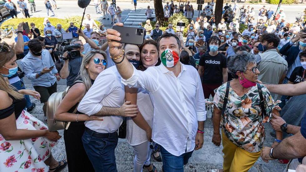 Ingresso con al fianco la fidanzata e selfie finale