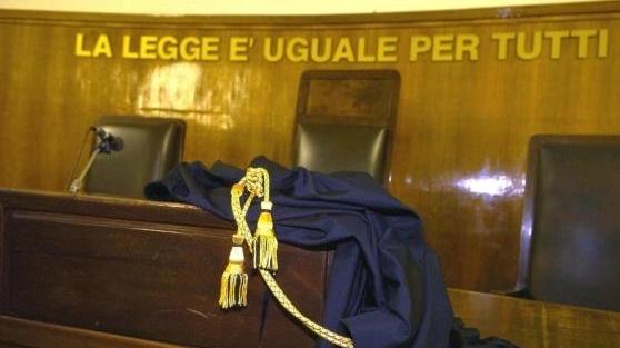 Si spaccia per una ragazzina ed estorce foto osé a una minore: condannato a 7 anni
