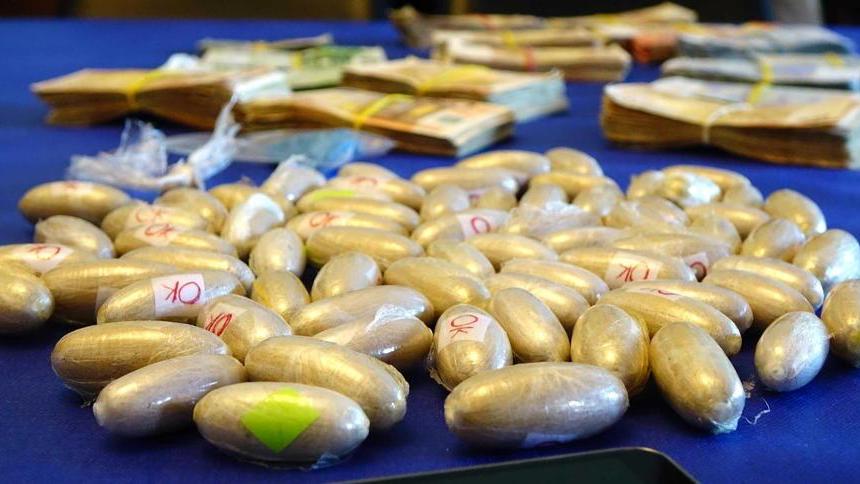 Donna fermata alla stazione con 6 ovuli di droga