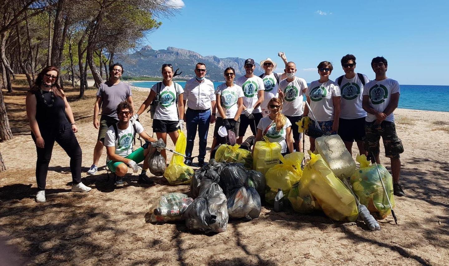 Arbatax, spiaggia e pineta della Capannina ripulite dai rifiuti