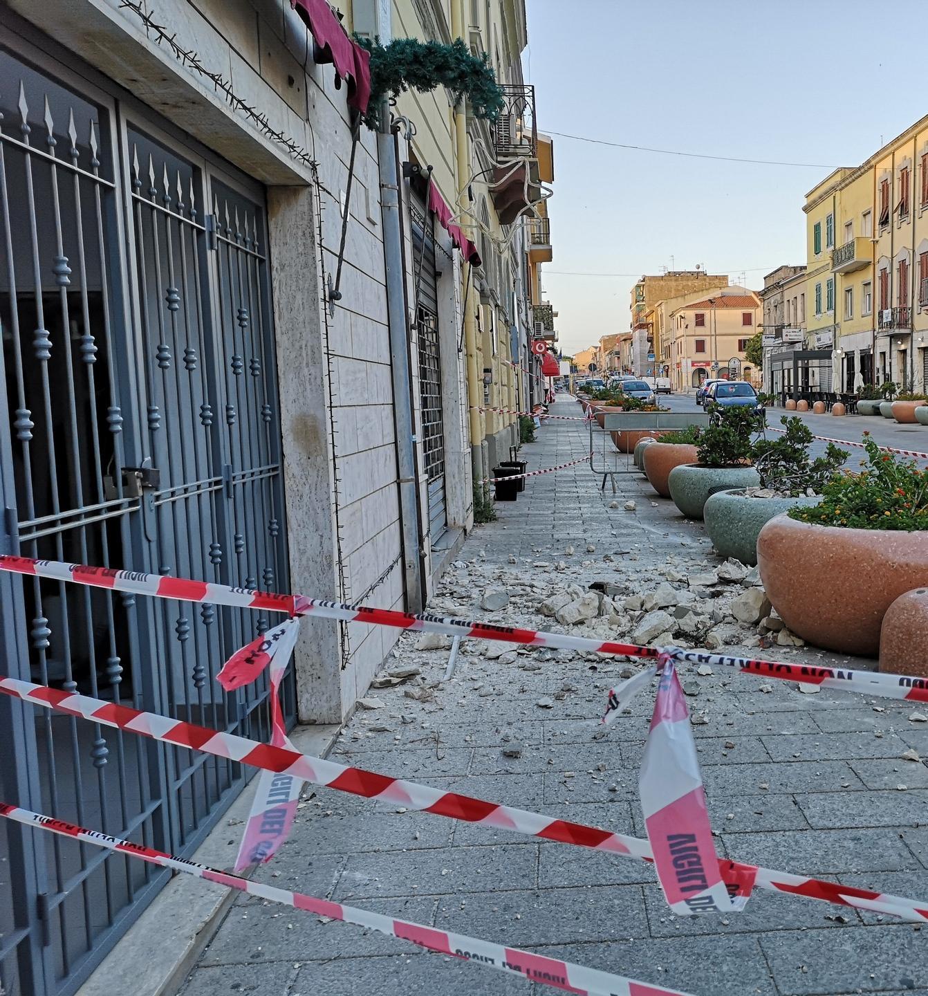 Crolla il cornicione di un palazzo tragedia sfiorata al Corso
