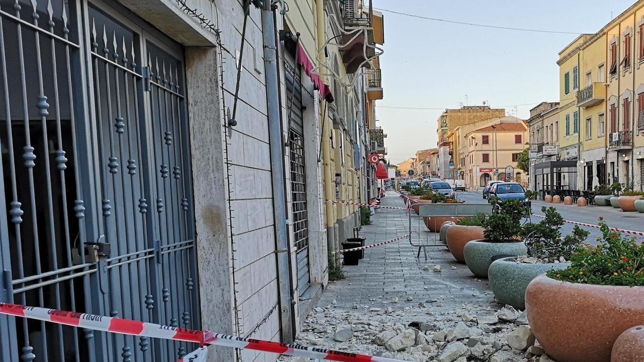 Crolla il cornicione di un palazzo tragedia sfiorata al Corso