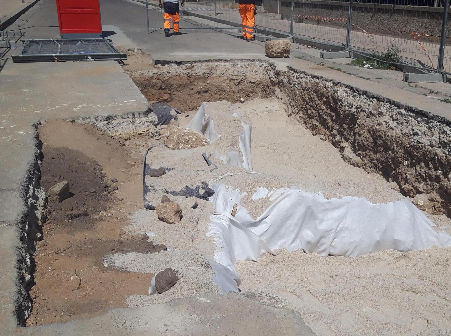 Il mosaico protetto con teli e sabbia 