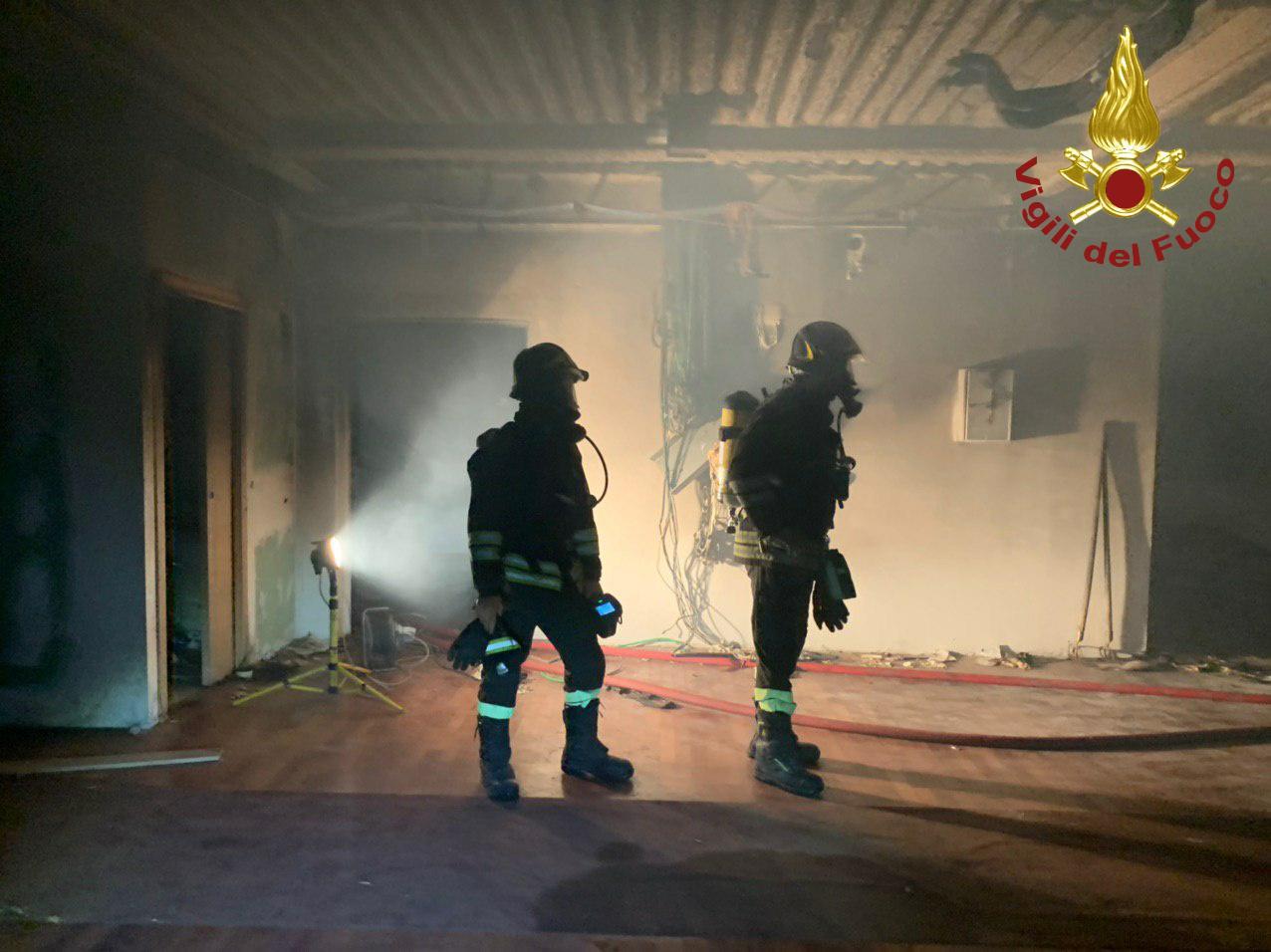 Modena, incendio di masserizie all'ex Corradini