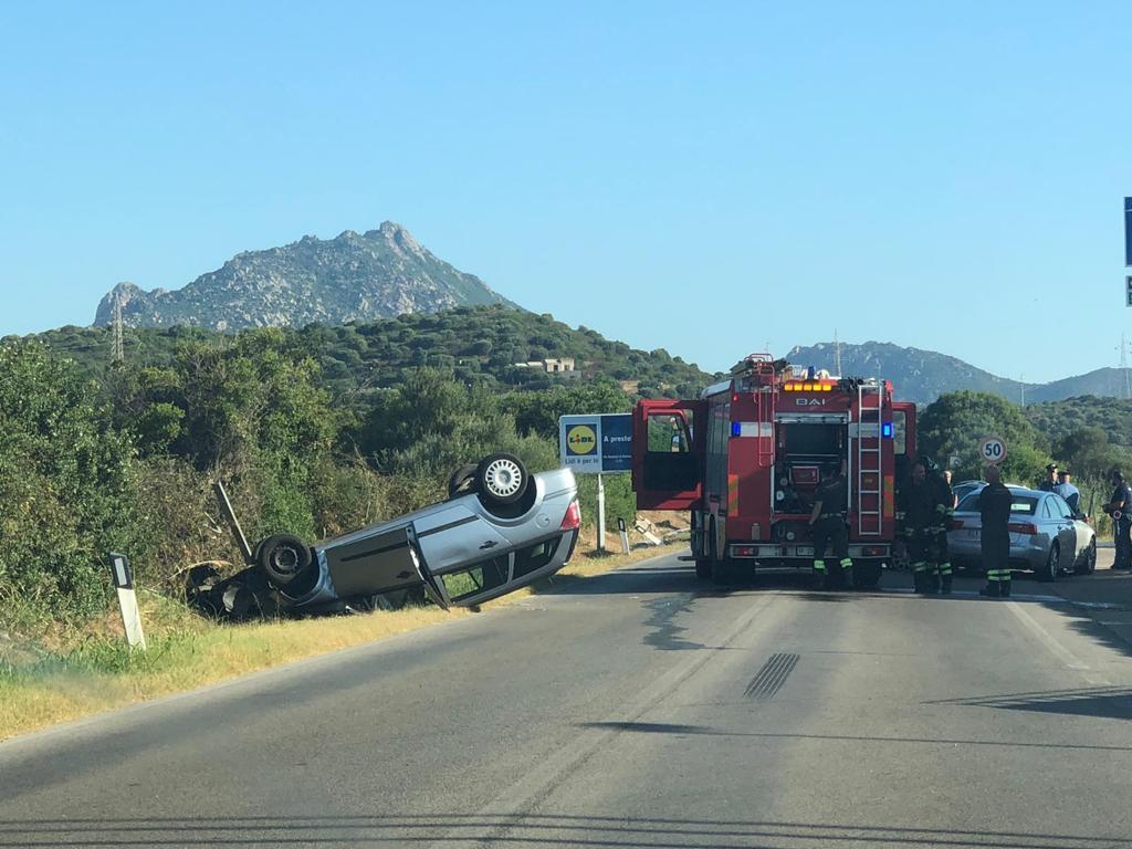 Auto si ribalta all'uscita di Olbia in direzione Arzachena-Costa Smeralda