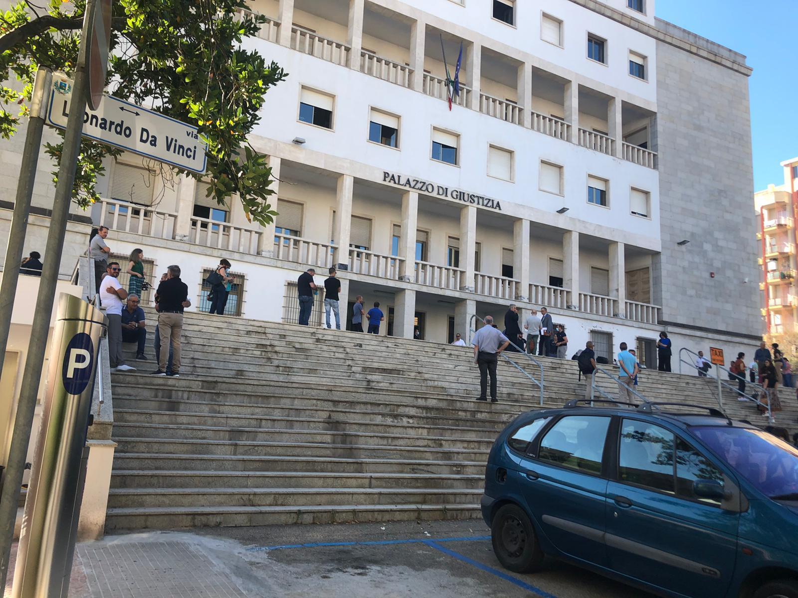 Nuoro, allarme bomba in tribunale: palazzo evacuato 