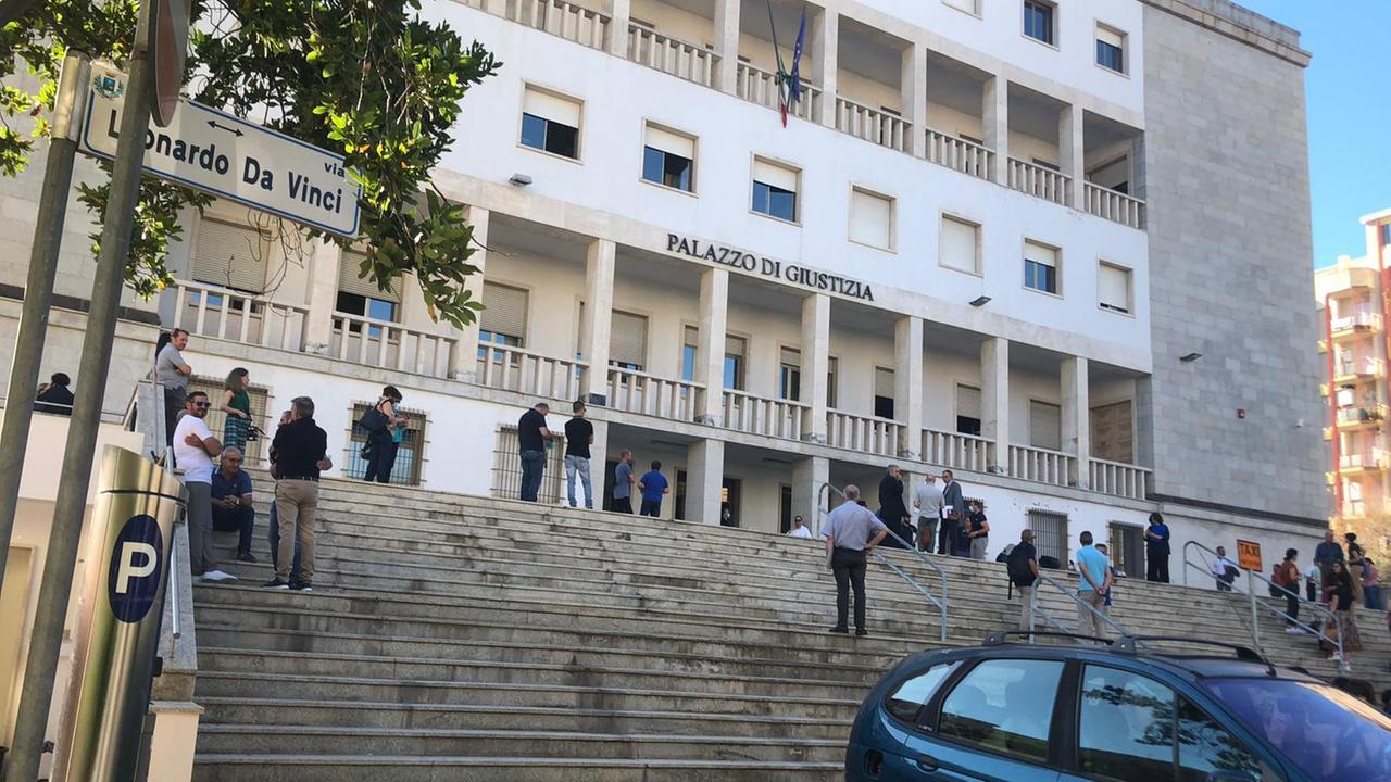 Nuoro, allarme bomba in tribunale: palazzo evacuato 