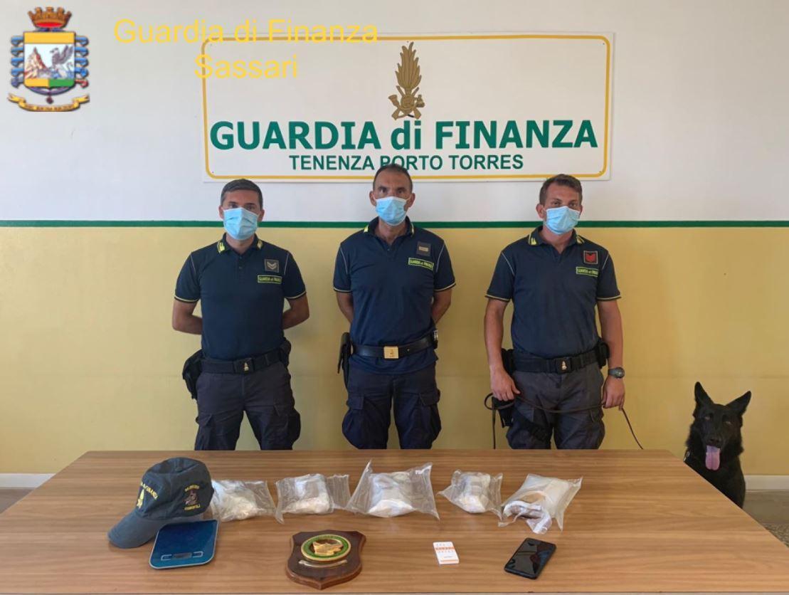 Porto Torres, il fiuto del cane antidroga tradisce un milanese