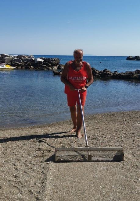 Fabio Donati rastrella la spiaggia libera accanto al suo bagno