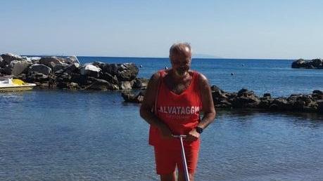 Fabio Donati rastrella la spiaggia libera accanto al suo bagno