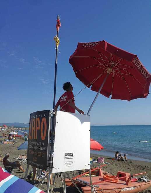 Carolina Caniglia in servizio su una torretta a Marina di Cecina