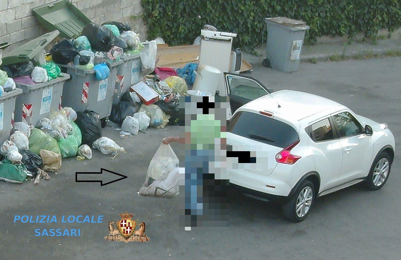 Sassari, pioggia di sanzioni per chi abbandona i rifiuti
