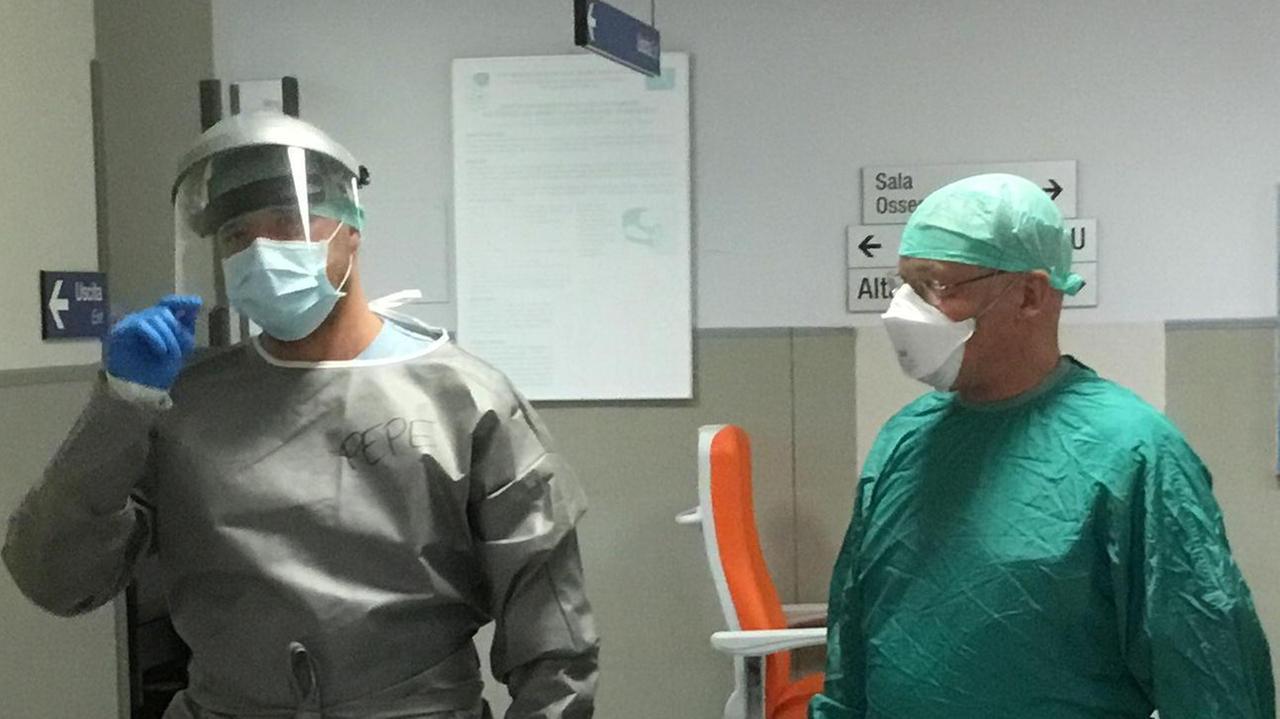 Il primario Giuseppe Pepe (a sinistra) in pronto soccorso