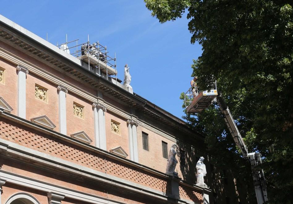 Reggio Emilia, erose dal tempo e a rischio di cedimenti: ingabbiate quattro statue del teatro Valli 