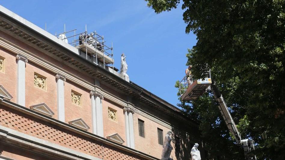 Reggio Emilia, erose dal tempo e a rischio di cedimenti: ingabbiate quattro statue del teatro Valli
