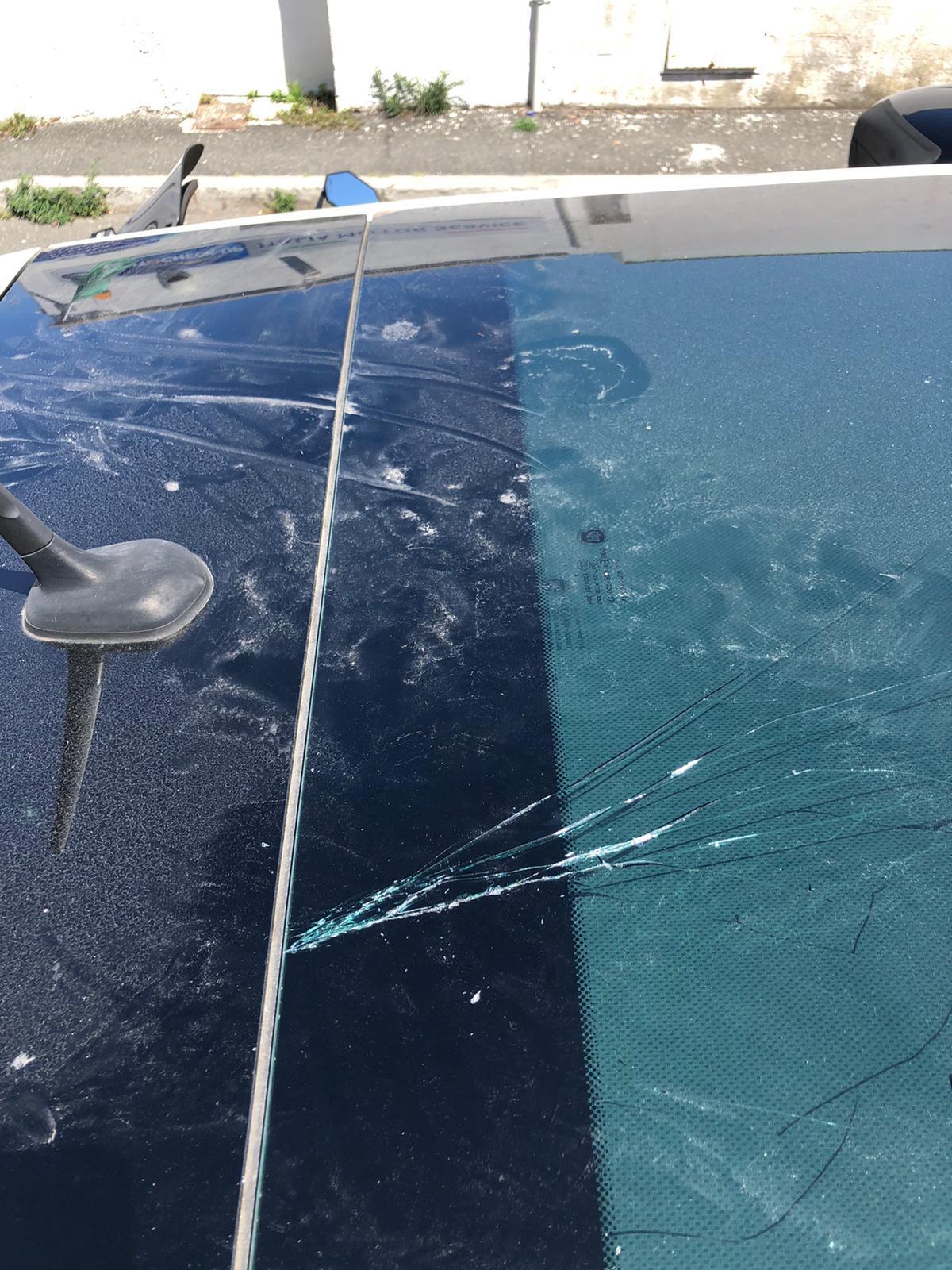 Il tettino rotto dell'auto dell'uomo che denuncia la situazione di coas nella zona di Antignano