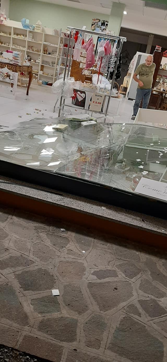 Bomporto. Spaccata nella notte: rubati abiti da sposa, danni per 13 mila euro 