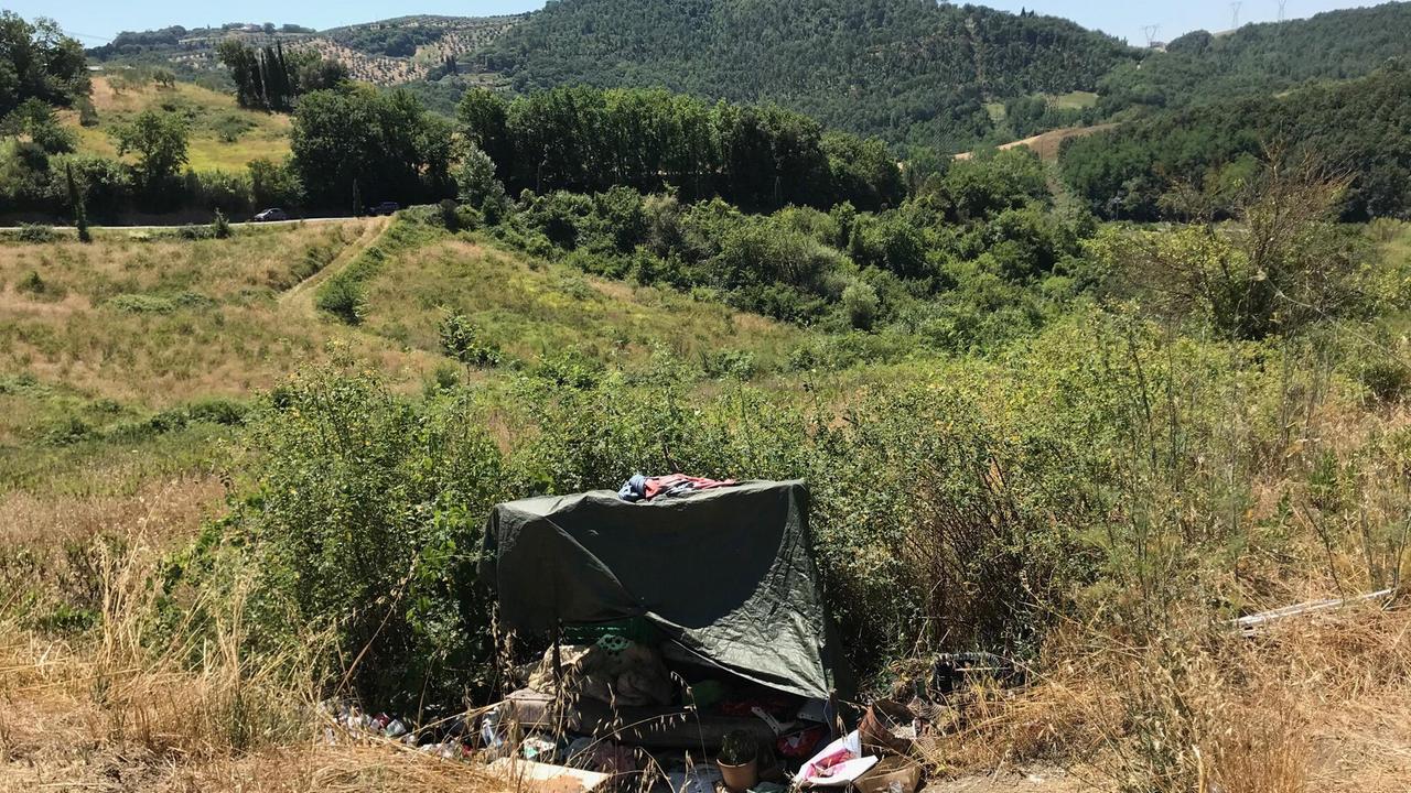 La tenda nei pressi della quale è stato trovato il corpo di Roberto Zini