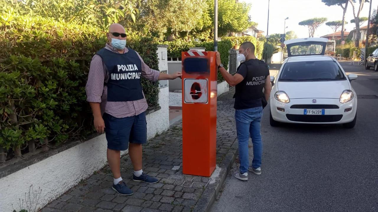 Imbrattava i dissuasori di velocità perché era stato multato al semaforo