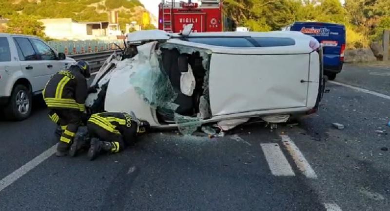 I vigili del fuoco al lavoro sul luogo dell'incidente (foto ivan nuvoli)