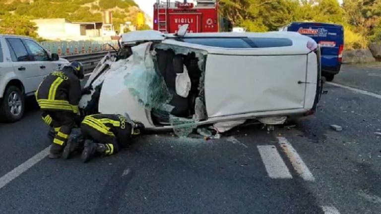 I vigili del fuoco al lavoro sul luogo dell'incidente (foto ivan nuvoli)