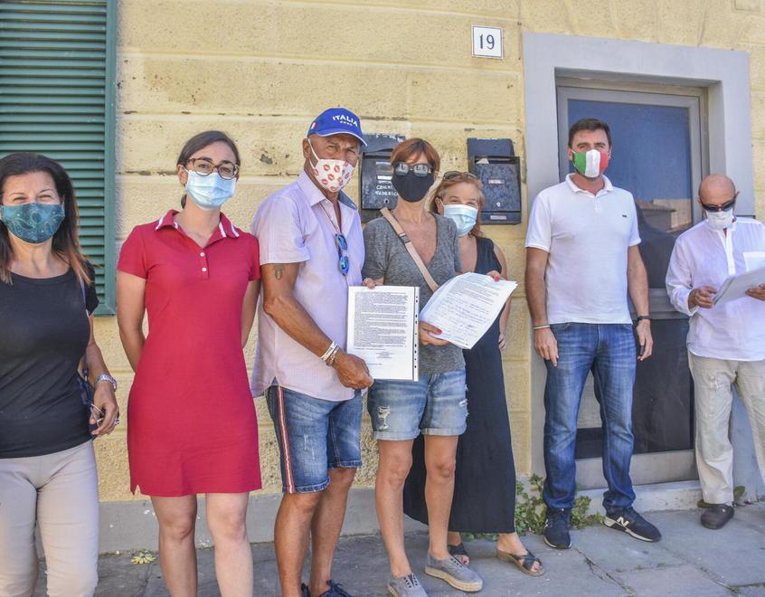 Sos movida ad Antignano, i residenti protestano in piazza: «Ogni sera qui è il caos» 
