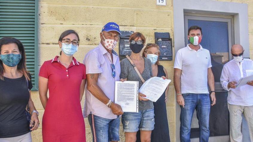 Sos movida ad Antignano, i residenti protestano in piazza: «Ogni sera qui è il caos»
