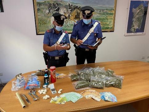 Olbia, 25enne arrestato per spaccio: in casa marijuana e coca