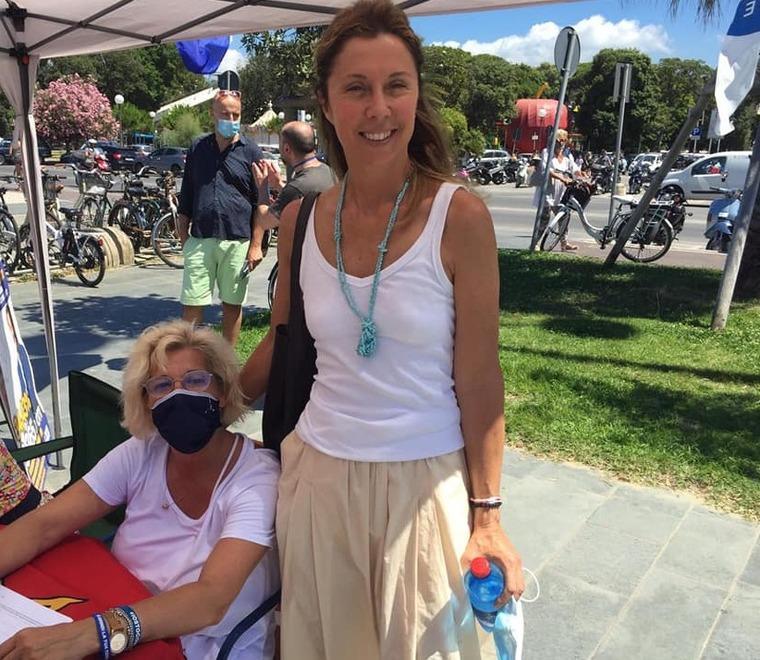 Barbara Paci in Passeggiata a Viareggio al gazebo della Lega