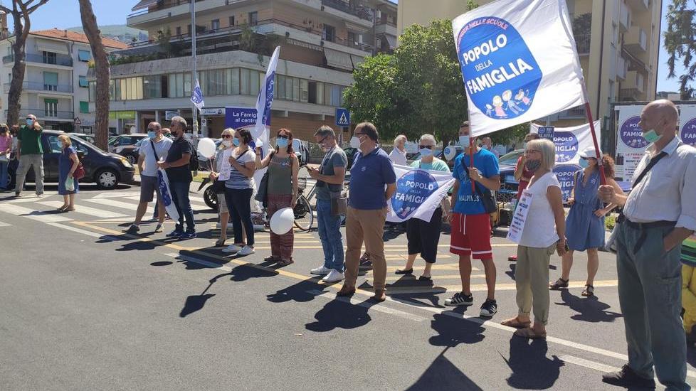Pastafariani, comunisti e il popolo della famiglia Fuori lo scontro ideologico