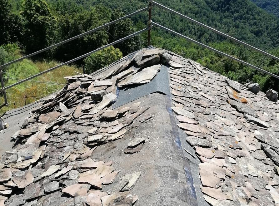 Partiti (con coraggio) i lavori sulla copertura della chiesa millenaria 