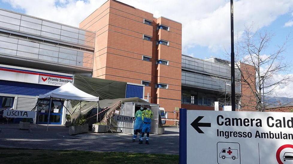 All’ospedale Versilia si va con pazienza, mascherina e senza accompagnatore