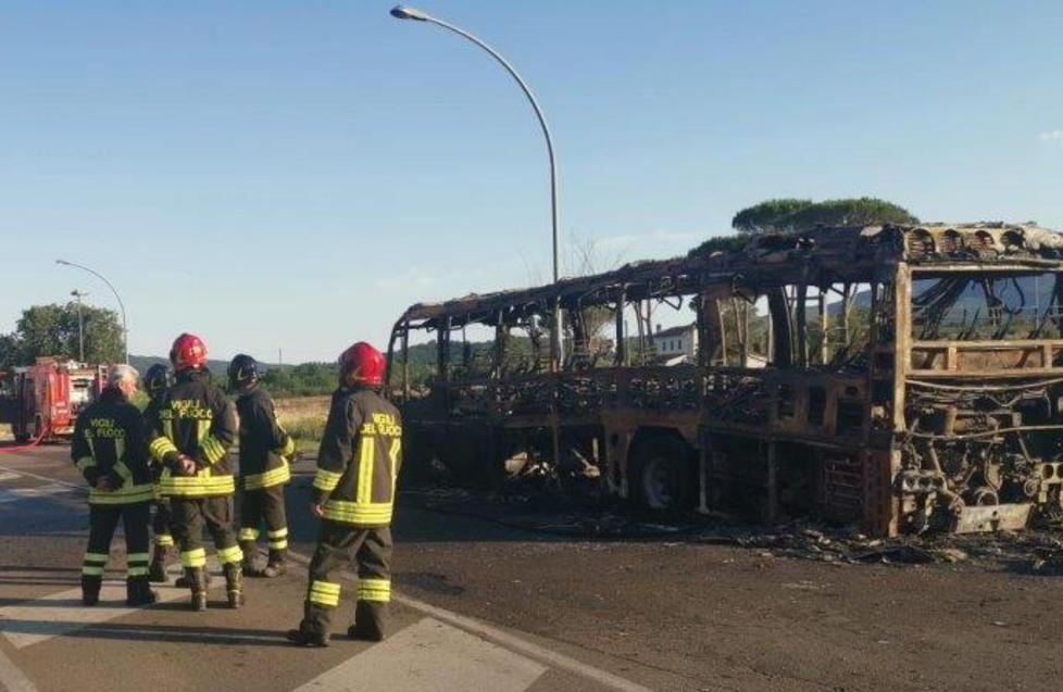 Bus in fiamme a Ravi A Braccagni scontro fra un tir e un’auto