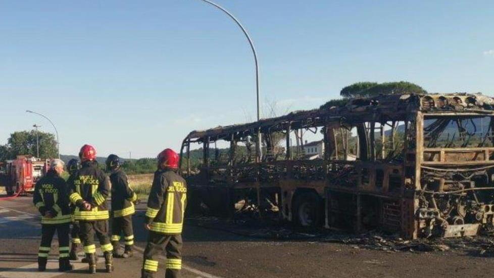 Bus in fiamme a Ravi A Braccagni scontro fra un tir e un’auto
