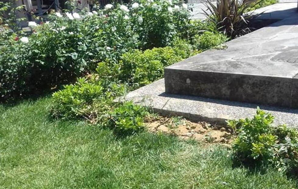 Vandali in centro: prendono a calci sedie e arredi