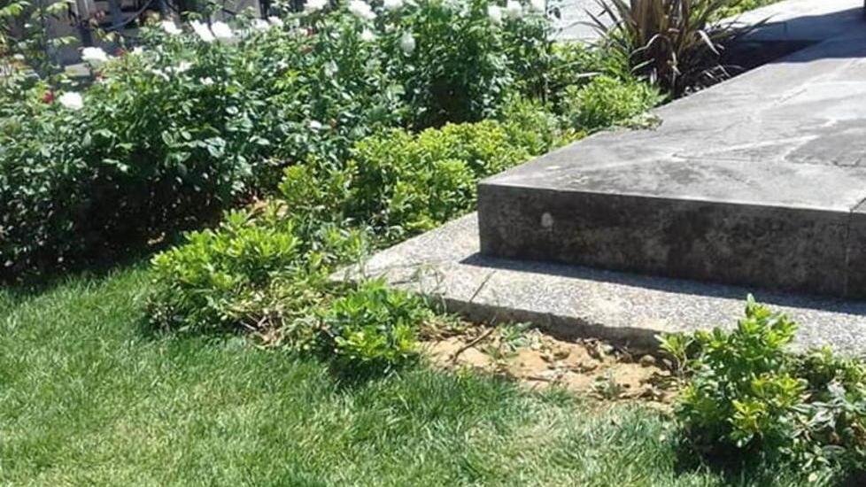 Vandali in centro: prendono a calci sedie e arredi