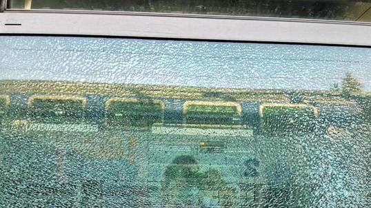 Prendono a martellate i finestrini del treno