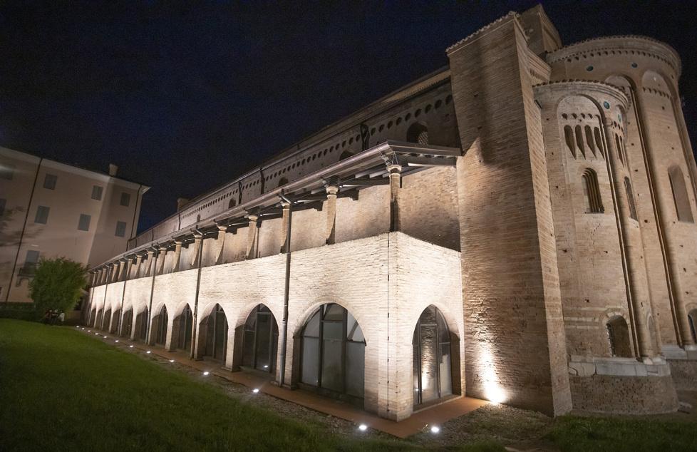 Quella luce bianca a led fa più magica l’Abbazia 