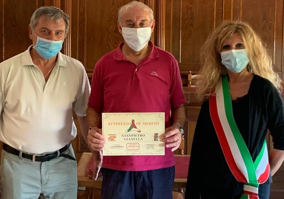 Gli attestati al Radio Club