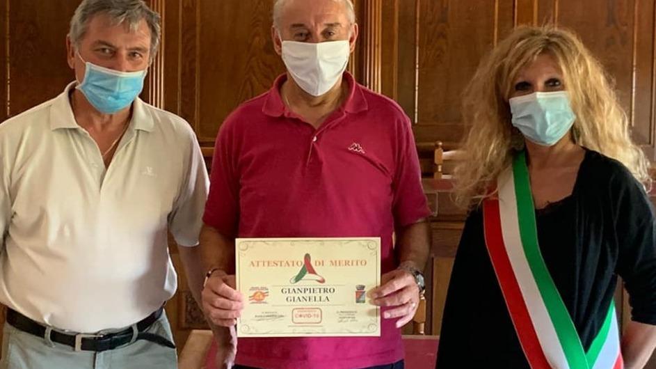 Gli attestati al Radio Club