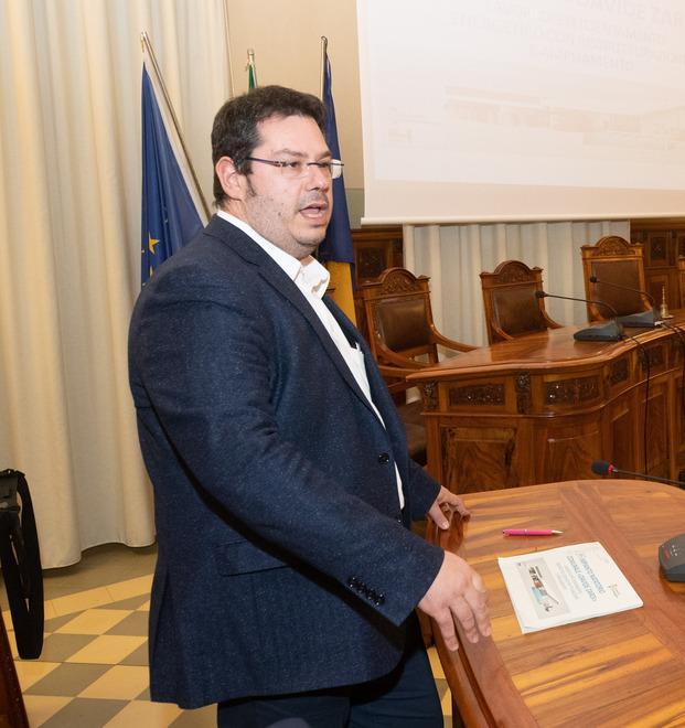 Piscina, per il tetto servono 1,2 milioni Il consiglio si divide ma la delibera passa 