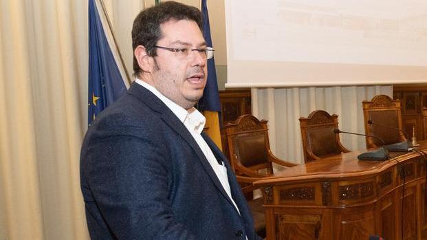 Piscina, per il tetto servono 1,2 milioni Il consiglio si divide ma la delibera passa