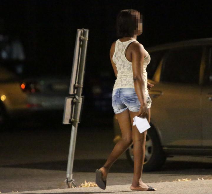 Prostituzione, 35enne a giudizio «Sotto scacco col rito woodo» 